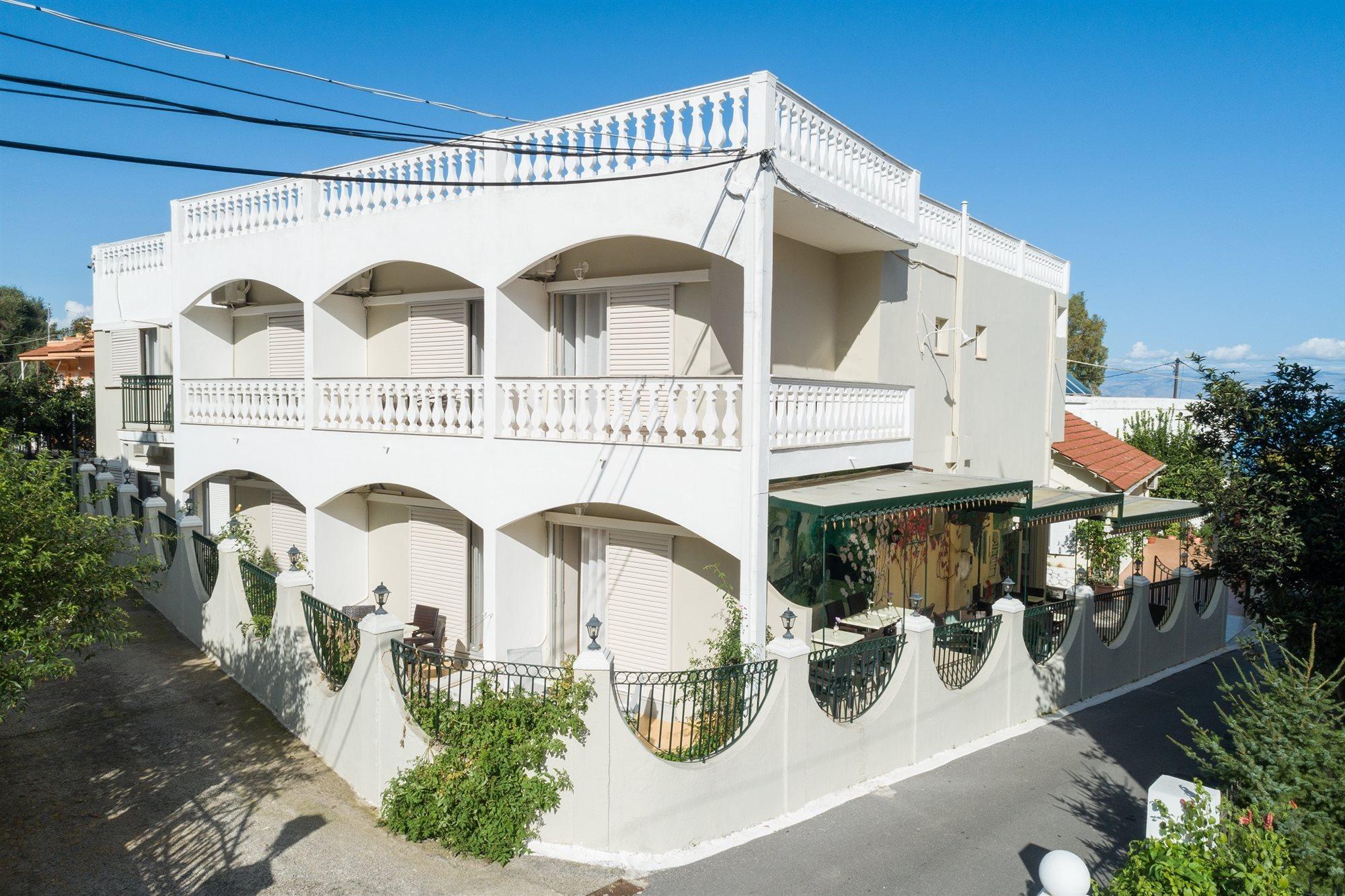 Bella Vista Beach Hotel And Studios Benitses  Dış mekan fotoğraf