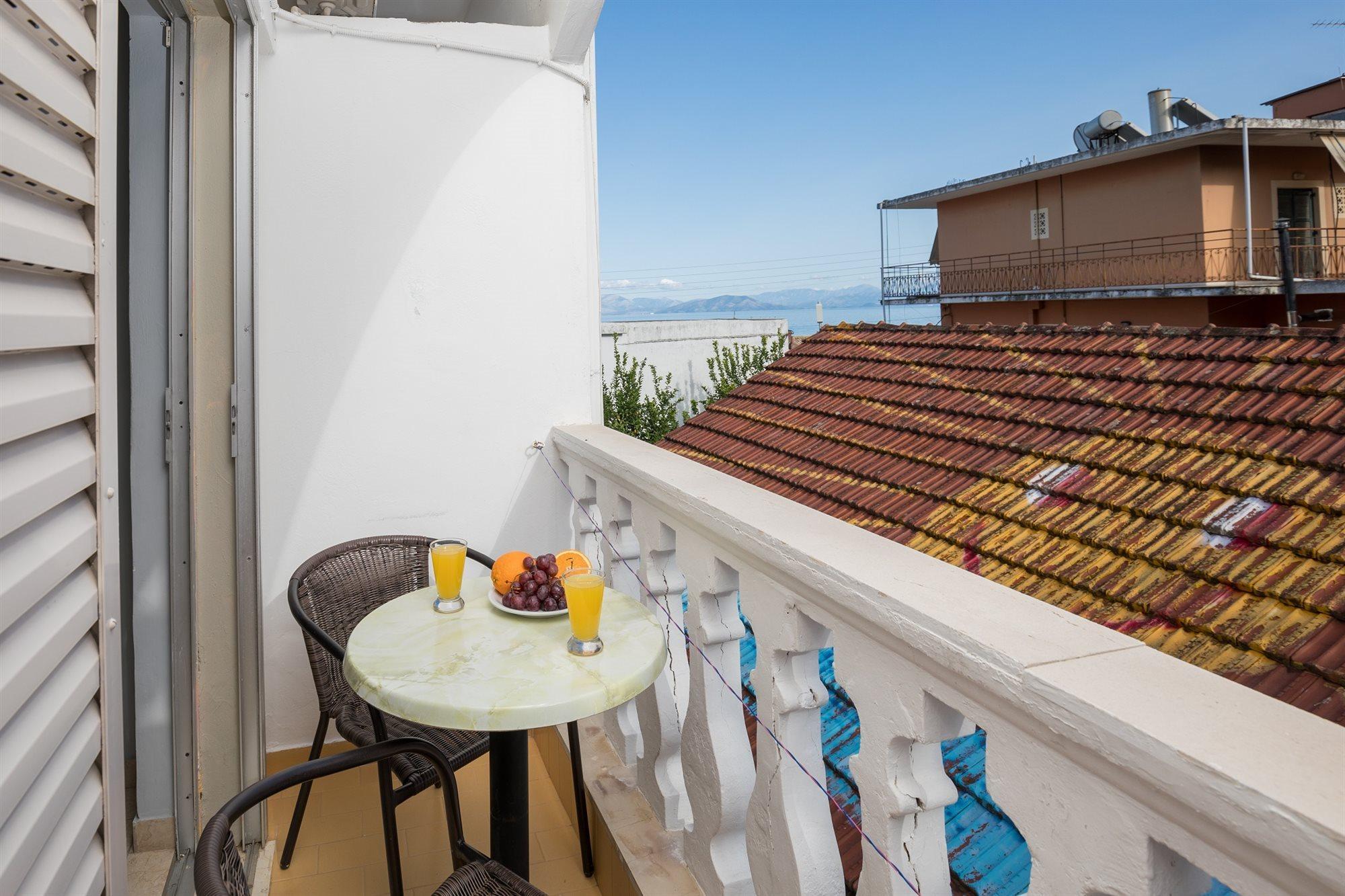 Bella Vista Beach Hotel And Studios Benitses  Dış mekan fotoğraf
