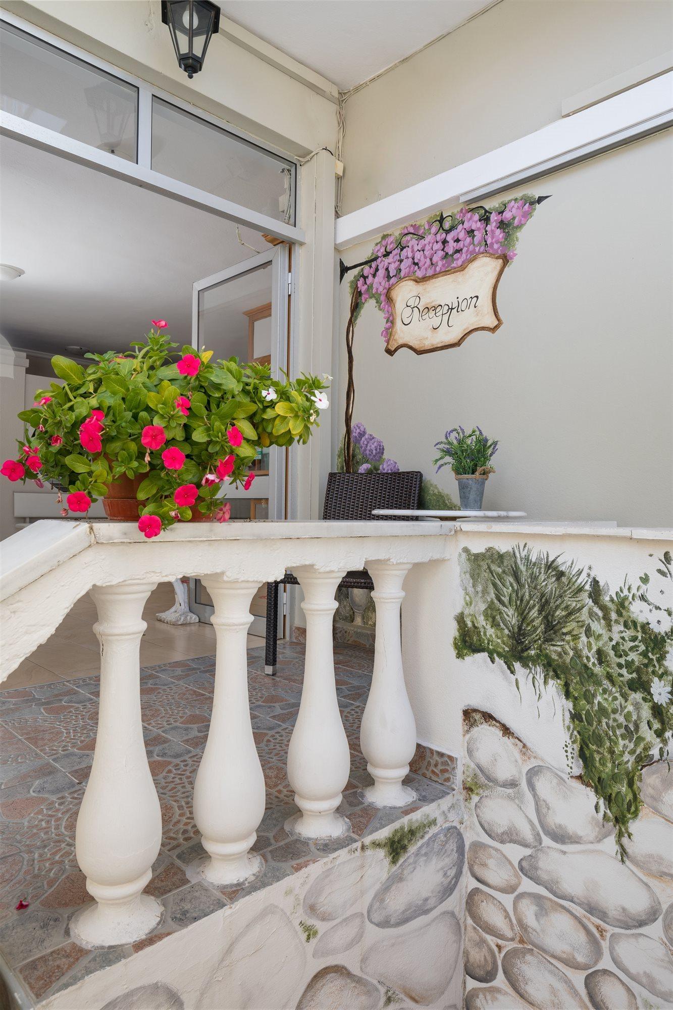 Bella Vista Beach Hotel And Studios Benitses  Dış mekan fotoğraf